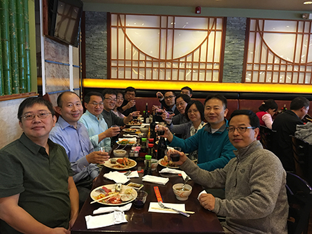 下届SAPA会长刘建博士（左），6008集团新泽西客户总监王建锋博士（右5）等专家举杯庆佳节