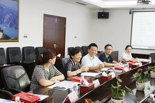 宜昌人福药业副总裁、总工程师李莉娥，产品开发中心主任吕金良，副主任吴有斌、曲龙妹等