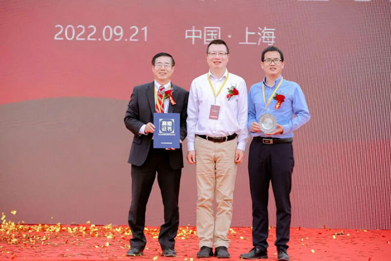 上海大学副校长汪幼帆回赠证书和留想牌.jpg 上海大学副校长汪幼帆回赠证书和留想牌.jpg