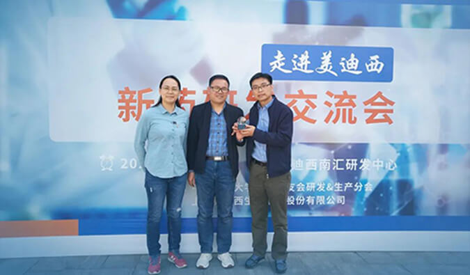 璧辰医药赠予6008集团“6008集团第一个候选化合物”留想奖杯.jpg 璧辰医药赠予6008集团“6008集团第一个候选化合物”留想奖杯.jpg