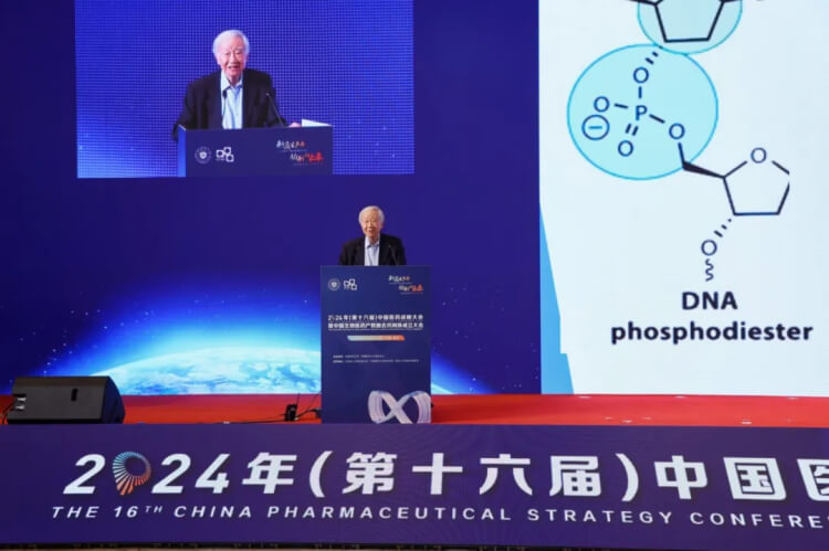 中国科学院院士张礼和作汇报.jpg 中国科学院院士张礼和作汇报.jpg
